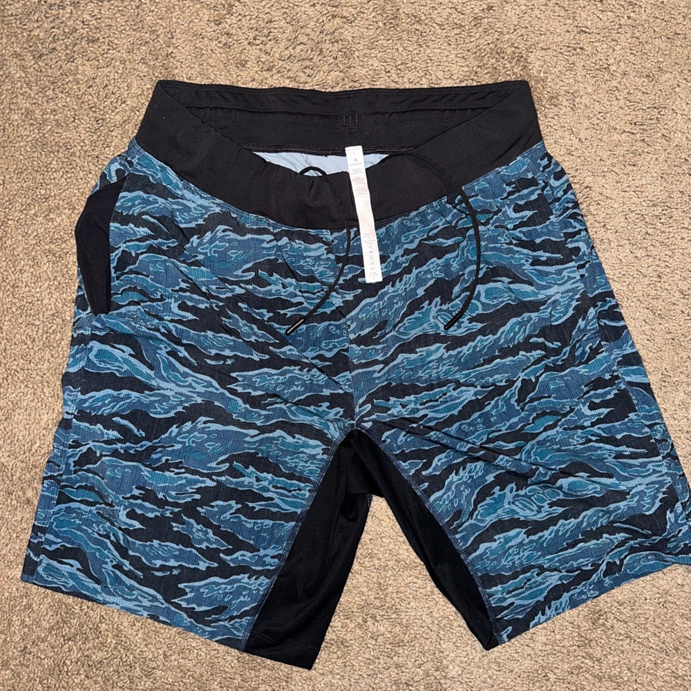 Lululemon workout shorts great condition Size L, inseam 9